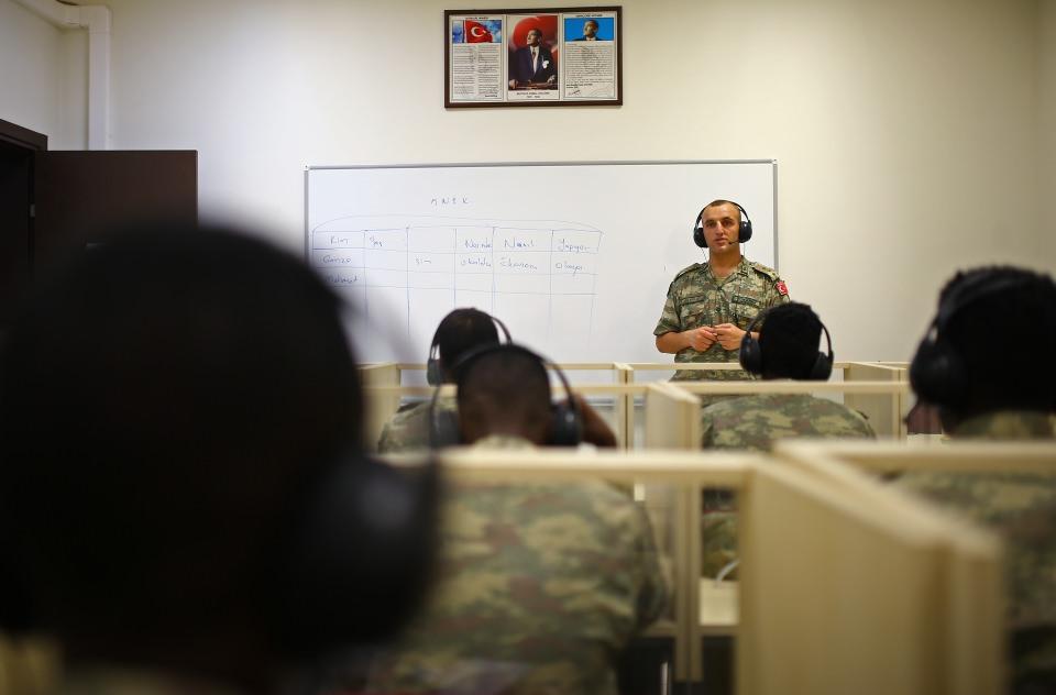 <p>Türk eğitmenler eşliğinde Somali'nin daha güzel yarınları için çalıştıklarını belirten Ahmed, "Vatanımız ve Somali ordusu bizimle çok güçlü olacak." dedi. </p>
