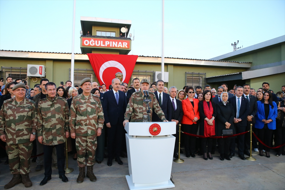<p>Zeytin Dalı Operasyonu'nda görev yapan Mehmetçiğimize destek olmak için Hatay'a giden Cumhurbaşkanı Erdoğan ile beraberindeki ünlü sanatçı ve sporcular hakkında ağır ithamlarda bulunan CHP lideri Kemal Kılıçdaroğlu'na ünlülerden yanıt geldi. Kılıçdaroğlu; İbrahim Tatlıses'ten Hülya Koçyiğit'e, Ajda Pekkan'dan Sibel Can'a, Seda Sayan'dan Hande Yener'e kadar onlarca ünlü ismin Reyhanlı'daki karakol ziyareti için "52 şehidimizin daha kanı kurumadı. Toplanmışlar bir güruh, davul-zurna-klarnet... Bu rezil adamlar ve onları oraya götüren adam, yüreğin yetiyorsa bir Afrin şehidinin evinin bulunduğu sokaktan geç" demişti. Oğulpınar Hudut Karakolu'nda askerlerimizle bir araya gelip onlarla tek yürek olan ünlü isimler, Kılıçdaroğlu'nun sözlerini kınadıklarını paylaştı.<br />
<br />
Kaynak: Sabah Gazetesi</p>

<p> </p>
