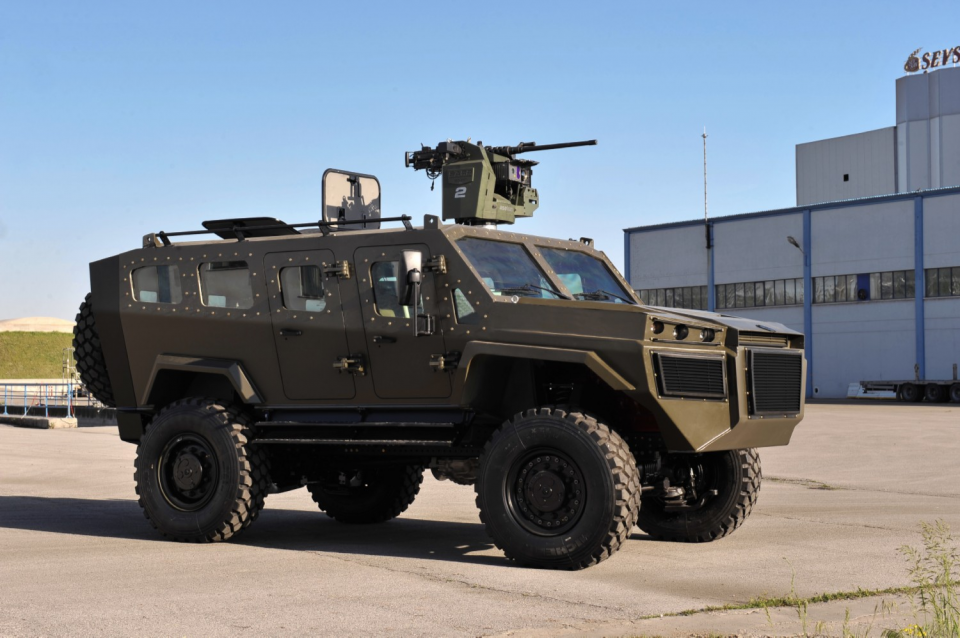 <p>SARP’ın, Rus menşeli 12,7 milimetre NSV makineli tüfek takılabilen SARP-NSV, eş eksenli olarak 2 silahın aynı anda takılabildiği SARP-DUAL, lazer güdümlü antitank füzesi ve lazer güdümleyici eklenmiş SARP-AntiTank gibi versiyonları bulunuyor.</p>
<p> </p>