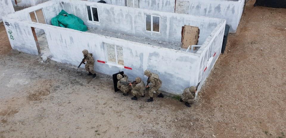 <p>Bu kapsamda bin 441'i güvenlik korucusu, bin 267'si gönüllü güvenlik korucusu olmak üzere 2 bin 708 korucu Jandarma Genel Komutanlığına başvuruda bulundu.</p>