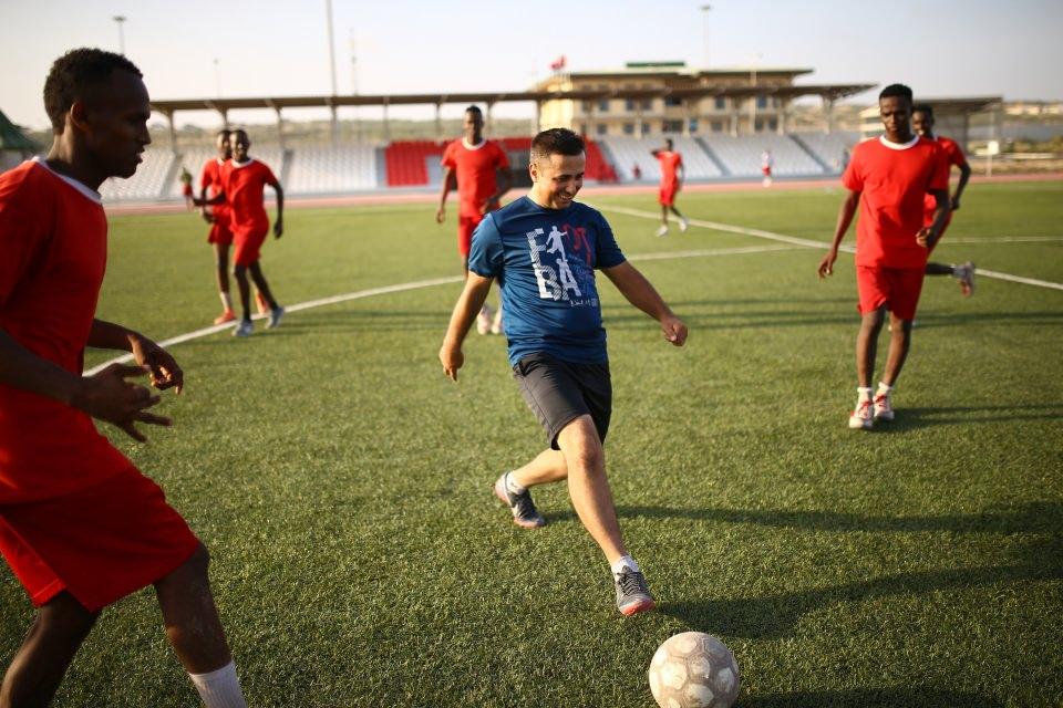 <p>Somalili askerlere, muharebe eğitimi kapsamında arazide mevzi alma, mevzi değiştirme ve sıçrama eğitimi ise komandolar tarafından veriliyor. </p>