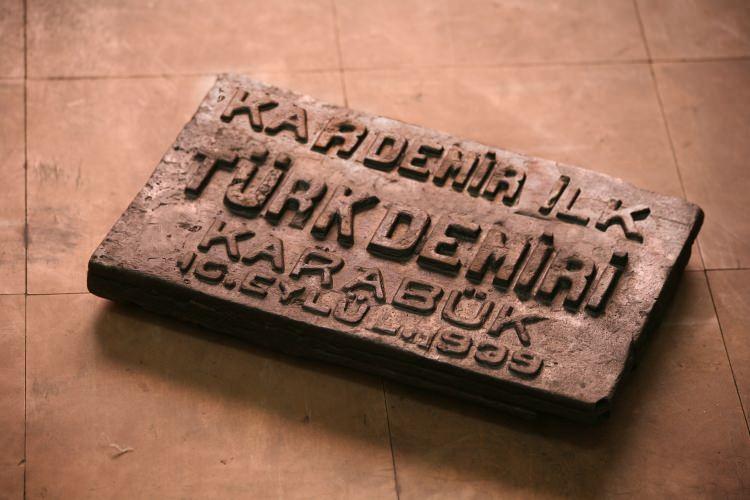 <p>Türkiye'nin ilk ağır sanayisi Karabük Demir ve Çelik Fabrikaları'nın (KARDEMİR) 81 yıl önce temellerinin atılmasıyla adının duyulduğu 13 haneli Karabük Mahallesi, aradan geçen zaman içinde 250 bin nüfuslu bir il haline geldi. </p>