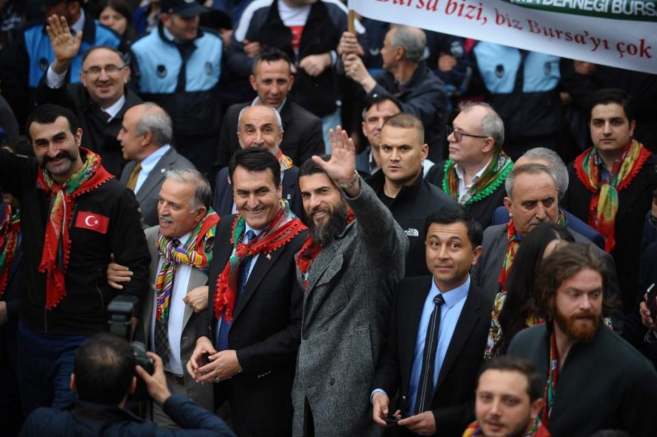 <p>Zalim Esad iktidarda kalmak için Guta'da kendi insanını bombalarken, Türkiye güvenliği için yaptığı bu harekatta sivillere zarar vermemek için her türlü riski göze almıştır. Sanatçı, sporcu ve kanaat önderlerinin şükranlarını sunmak için başkomutanımızla sınıra gitmesi, şefkat operasyonuna milletin her kesimden desteğini göstermesi açısından önemli olmuştur.</p>