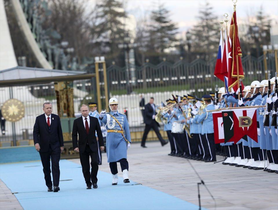 <p>Cumhurbaşkanı Recep Tayyip Erdoğan, Cumhurbaşkanlığı Külliyesi'nde Rusya Devlet Başkanı Vladimir Putin'i resmi törenle karşıladı.</p>

<p> </p>
