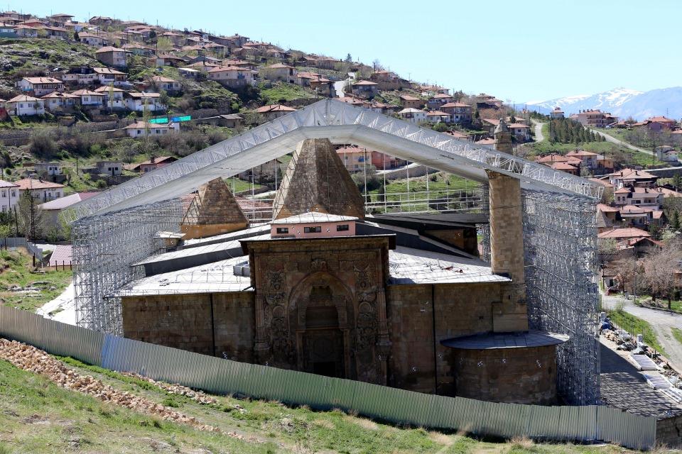 <p>Divriği Ulu Cami ve Darüşşifası'nın üzerini tamamen kaplayacak ancak esere temas etmeyecek geçici çatı, çalışmaların tamamlanmasının ardından kaldırılacak.</p>
