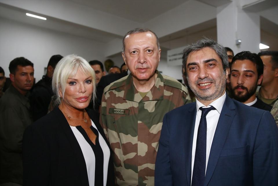 <p><strong>ÜNLÜLERİN ORTAK BİLDİRİSİ</strong></p>
<p><strong>'SUÇ DUYURUSUNDA BULUNACAĞIZ'</strong><br />
Ünlü sanatçılar, Kemal Kılıçdaroğlu'nun ithamlarına yanıt olarak yazılı bir açıklama yaptı: 'CHP Genel Başkanı Sayın Kemal Kılıçdaroğlu'nun partisinin grup toplantısında yaptığı açıklamaları en güçlü biçimde kınıyoruz. Ulu önder Mustafa Kemal Atatürk'ün kurduğu bir partinin genel başkanının, Afrin'de terör örgütleriyle göğüs göğüse çarpışırken silah arkadaşlarını kaybeden kahraman askerlerimize yönelik bir ziyaretten neden rahatsız olduğunu anlamakta güçlük çekiyoruz. Ana muhalefet liderinin, askerlerimize moral vermek için sınıra giden sanatçıları ne amaçla tahkir ettiğini anlamakta güçlük çekiyoruz. Bu vesileyle Sayın Kılıçdaroğlu, bölgeye gitmekten neden imtina ettiğini Türk milletine açıklamalıdır. Ordumuzla ve milletimizle bir bütün olmaktan gurur duyan sanatçılar olarak Sayın Kılıçdaroğlu'nun hakaretamiz açıklamalarıyla ilgili suç duyurusunda bulunacağımızı kamuoyunun takdirlerine sunuyoruz.' -İbrahim Tatlıses, Sibel Can, Hande Yener, Yavuz Bingöl, Cengiz Kurtoğlu, Mustafa Sandal, Coşkun Sabah, Ahmet Şafak, Esat Kabaklı, Alişan, Polat Yağcı, Seda Sayan, Altay, Deniz Seki, Arif Susam, Muazzez Ersoy, Şafak Sezer, Hülya Koçyiğit, Elif Buse Doğan, Hakan Peker, Serkan Çağrı, Elif Karlı, Burcu Kıratlı, Emel Müftüoğlu, Ceyhun Çelikten, Necati Şaşmaz, Cahit Kahyaoğlu,</p>