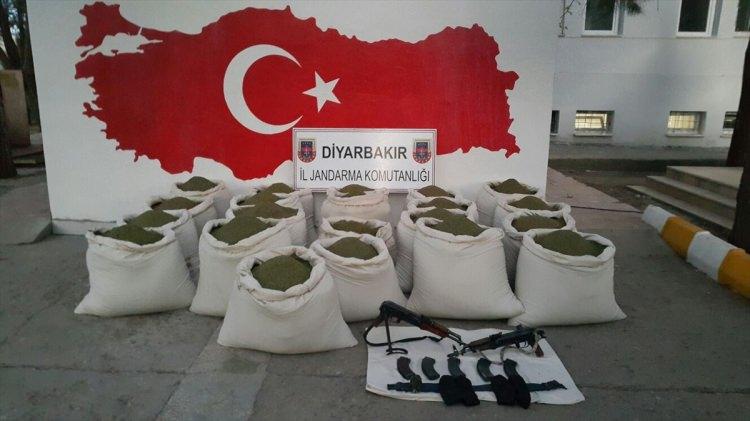 <p><strong>TERÖR ÖRGÜTÜ PKK'NIN KÖKÜ KAZINIYOR</strong></p>

<p>Operasyonda İçişleri Bakanlığının "yeşil" renkli kod listesi ile aranan terörist "Demhat Cilo" kod adlı Eyüp Çelik ile "Şervan Azat" kod isimli Ömer Kaya etkisiz hale getirildi.</p>
