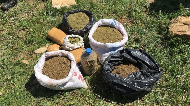 <p>Öte yandan, operasyonda teröristlerce kullanılan 7 mağara ve 8 sığınak ile 3 uzaktan kumandalı el yapımı patlayıcı imha edildi.</p>