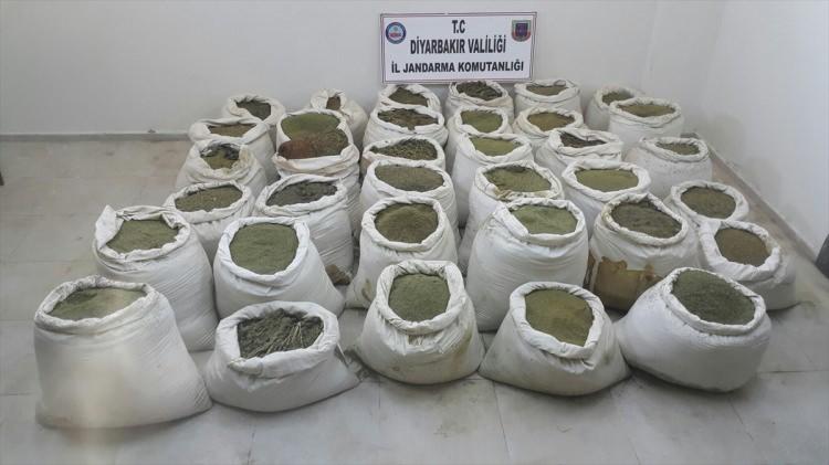 <p>Bir ton 626 kilogram esrar Narko-terörizmle mücadele kapsamında arama faaliyetlerinde 3 bin 175 kök kenevir ile bir ton 626 kilogram toz esrar ele geçirildi.</p>