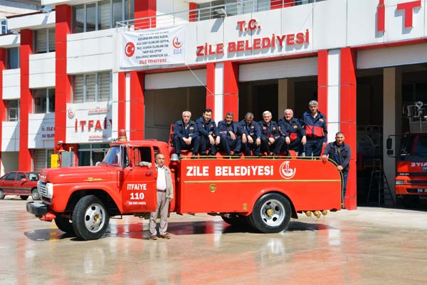<p>Herhangi bir sonradan konma yapılma bir şey yoktur. Orijinal bir şekilde fabrika çıkışlıdır. İtfaiye aracı olarak yapılmıştır. Bu aracımız 1970 yılında Zile'mize gelmiştir ve hizmet etmektedir. Bir çok yangın söndürmüştür. Hatta bizzat ben bunun itfaiye müdürü olarak 6 -7 yıl şoförlüğünü yapmışımdır. </p>