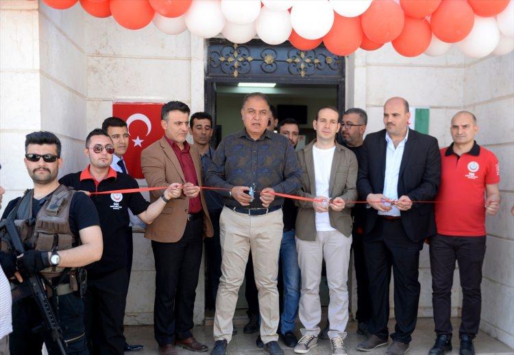 <p><strong>BANKA, POSTA VE LOJİSTİK HİZMETLERİ İÇİN: PTT</strong></p>
<p>Vali Tekinarslan, daha sonra Azez PTT Şubesinin açılışına katıldı. Bölge halkının açılan şube sayesinde posta, banka ve lojistik hizmetlerini eksiksiz almaya başladığını dile getiren Tekinarslan, "Türkiye Cumhuriyeti olarak Fırat Kalkanı sahasında yürüttüğümüz hizmetlere her gün bir yenisini eklemenin ve burada yaşayan mazlum Suriyelilerin yüzündeki o tebessüm ve sevecen dostluk dolu ifadeyi görmenin mutluluğunu ve gururunu yaşıyoruz." dedi.</p>