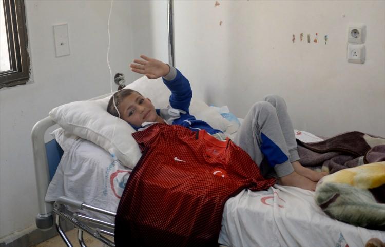 <p><strong>AFRİN'DEN GELDİ, AZEZ'DE TEDAVİ OLUYOR</strong></p>
<p>Zeytin Dalı Harekatı sonrası Türk Silahlı Kuvvetleri mensuplarınca tedavi için Afrin'den getirilen Ethem İsmail'in eşi Fahriye Kurnasen, sağlık personelinin kendileriyle çok yakından ilgilendiğini belirtti.</p>
<p>Eşinin sağlığının her geçen gün daha iyiye gittiğini ifade eden Kurnasen, emeği geçenlere teşekkür etti.</p>
<p> </p>