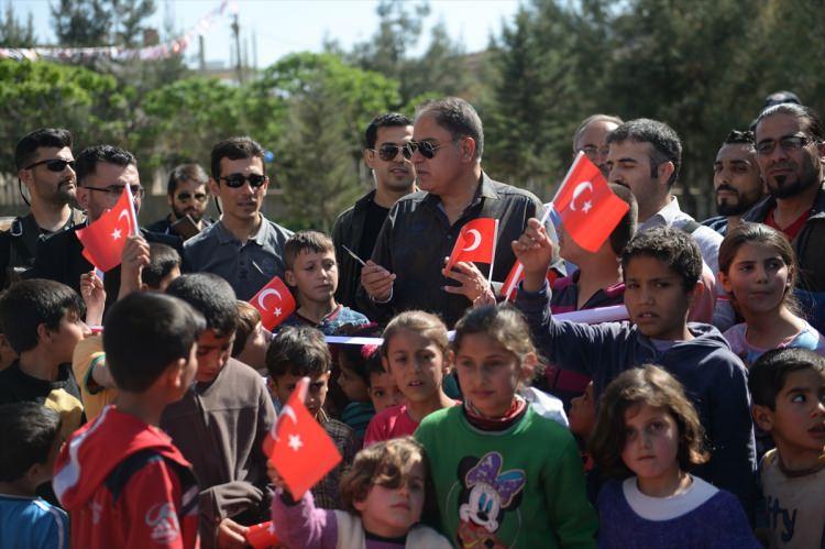 <p><strong>SURİYELİ ÇOCUKLARA TÜRK MİLLİ TAKIMI FORMASI</strong></p>
<p>Açılışın ardından Tekinarslan ve beraberindekiler, esnafı ziyaret etti, Suriyeli çocuklara Türk Milli Takımı'nın formasını hediye etti.</p>