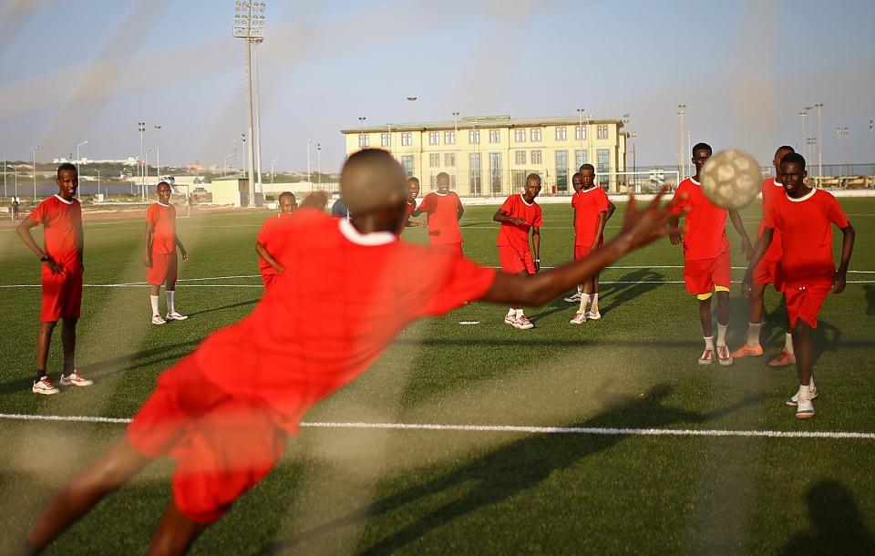 <p>Askerler, beden eğitimi dersinde de Türk eğitmenleriyle futbol ve basketbol oynamayı ihmal etmiyor.</p>
