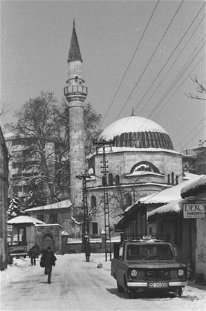 <p>İlerleyen yaşına rağmen fotoğraf tutkusundan vazgeçmeyen Yılmaz, çektiği ve arşivlediği fotoğraflarla bir anlamda kentin 1958 yılından bugüne kadarki tarihine kaynak oluyor. Teknolojiye ayak uyduran Yılmaz, artık fotoğrafları dijital fotoğraf makinesiyle çekiyor.Kaynak: AA</p>

<p> </p>
