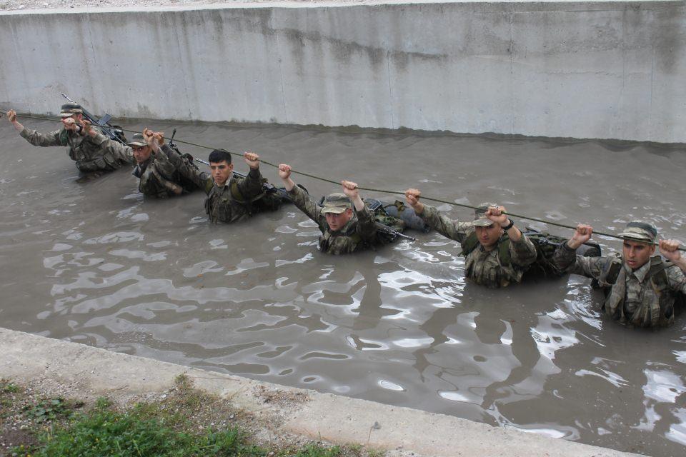 <p><strong>Uzman erbaşlar astsubay ve subay da olabilecek</strong></p>
<p>Jandarma Genel Komutanlığı tarafından yapılan düzenlemeyle en az ön lisans mezunu uzman erbaşlar arasından dördüncü hizmet yılını tamamlayıp sekizinci hizmet yılını bitirmemiş olanların astsubaylığa, fakülte mezunu astsubaylardan ise en az kıdemli çavuş rütbesinde ve astsubay olarak dördüncü hizmet yılını tamamlamış, yedinci hizmet yılını bitirmemiş olanların subaylığa müracaat edebilmesinin de önü açıldı. </p>