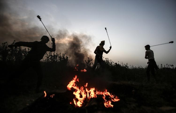 <p>Gazze sınırında geçen Cuma günü başlayan Büyük Dönüş yürüyüşünde İsrail askerlerinin göstericilere saldırması ile bölgedeki tansiyon yükseliyor.</p>
