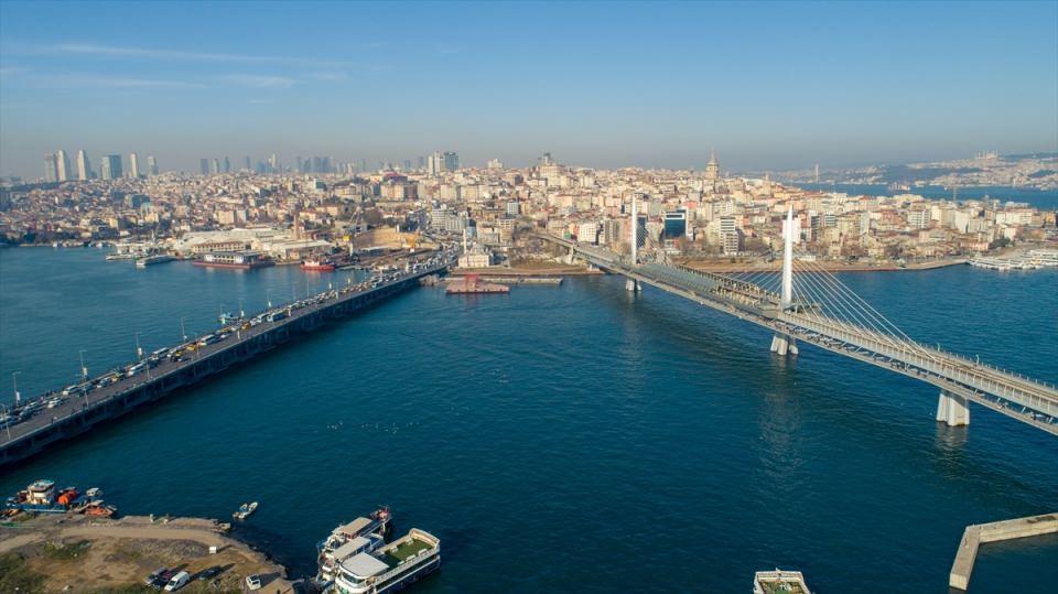 <p>Unkapanı Köprüsü (solda) ve Haliç Metro Köprüsü (sağda)</p>

<p> </p>
