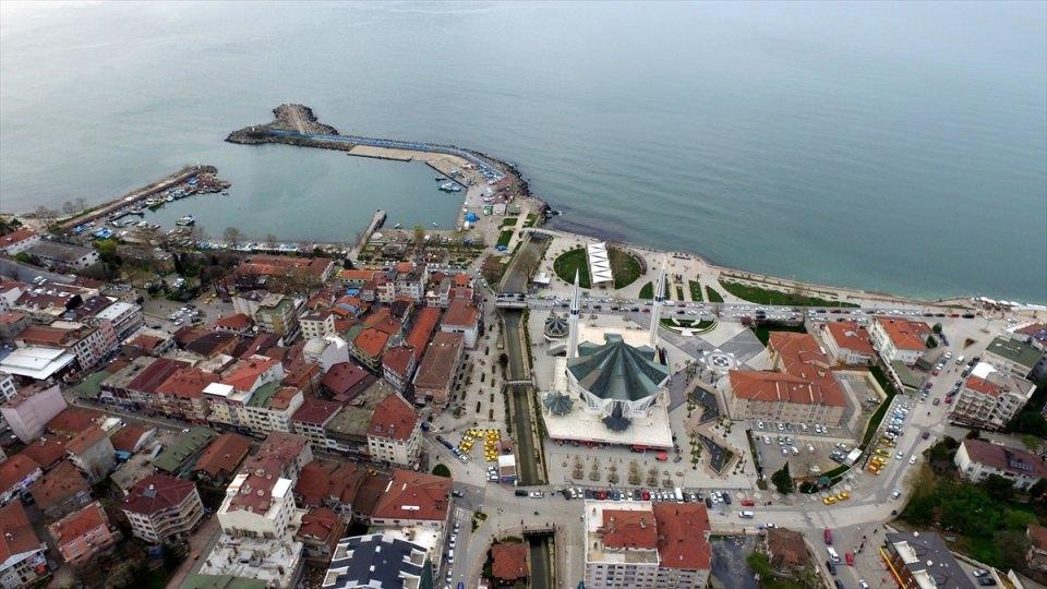 <p>Batı Karadeniz Bölgesinin en önemli turistik alanı Düzce'nin Akçakoca ilçesi. Fotoğrafta, dünyada tek benzeri Pakistan'da bulunan ve Selçuklu mimarisi ile yapılan Akçakoca camisi görülüyor.</p>

<p> </p>
