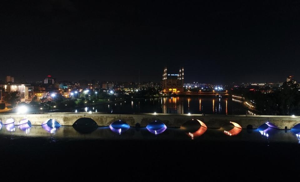<p>Fotoğrafta, Adana Müzesi’ndeki kitabede mimar Auxentios tarafından 4. yüzyılda yapıldığı yazan Taşköprü ve Sabancı Merkez Cami görülüyor.</p>

<p> </p>
