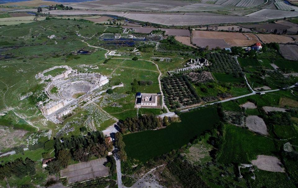 <p>Didim - Milet Antik Kenti tiyatro, Bizans kalesi (solda) ve Faustina hamamı (ortada) kalıntıları ile İlyas Bey Kulliyesi (sağda).</p>

<p> </p>
