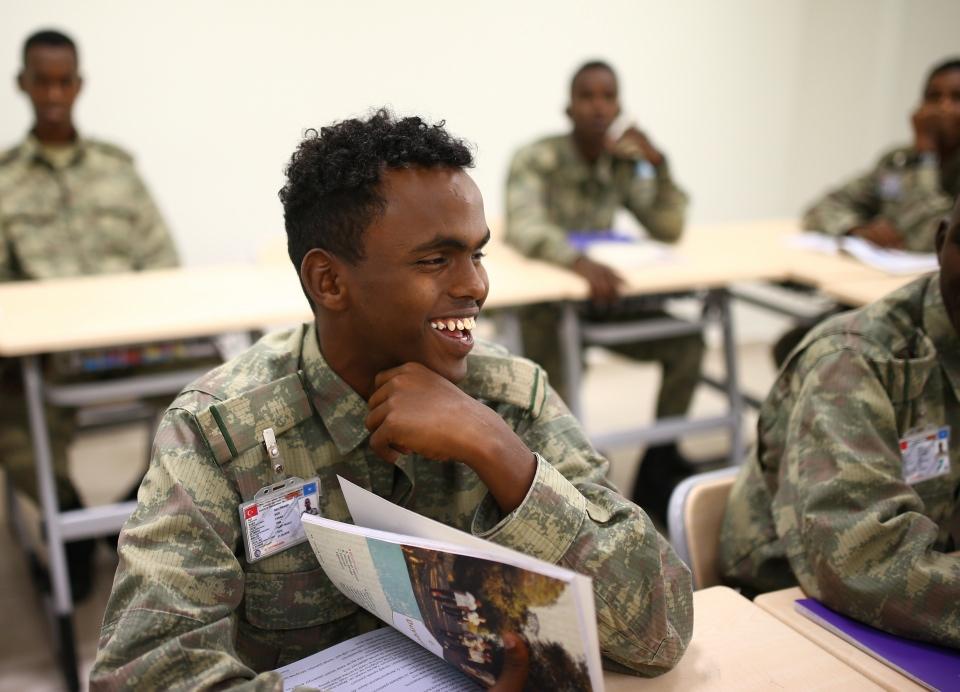 <p>Somalili askerler, TSK'nin özel üretim hücum yeleklerini kullanıyor. Araziye uygun renk tonlarıyla dikkati çeken hücum yeleklerinin üzerinde Somali'nin uzaydan görünümü yer alıyor. </p>