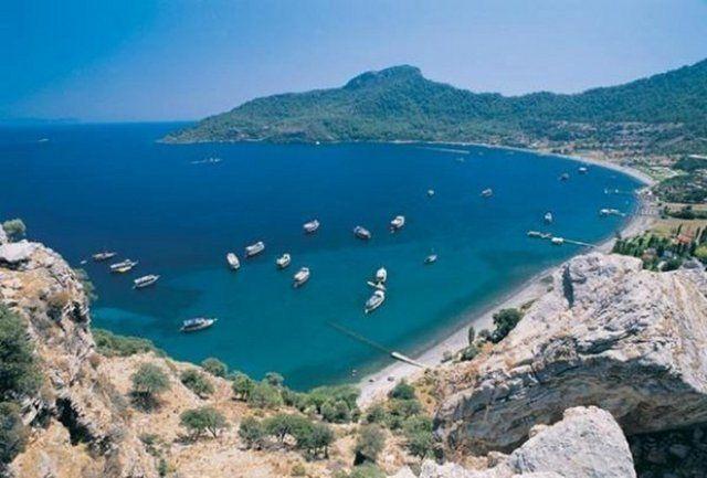 <p><strong>28. Kleopatra Koyu, Marmaris, Muğla</strong></p>

<p>Marmaris'e yaklaşık 25 kilometre uzaklıkta olan ve yılda 150 binden fazla kişinin ziyaret ettiği Sedir Adası, altın sarısı kumu, turkuaz rengindeki denizinin yanı sıra içerisinde bulunan tarihi eserlerle de yerli ve yabancı turistlerin ilgisini çeken Kleopatra Koyu'nun ilginç bir özelliği plajına terlikle girilmesinin yasak olması.</p>
