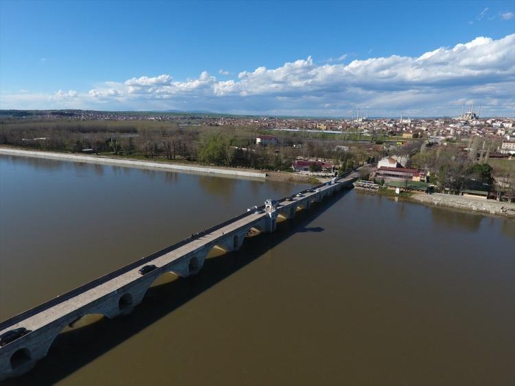 <p>1847'de yapımı tamamlanan 263 metre uzunluğunda 7 metre genişliğinde 13 ayak üzerinde 12 sivri kemerli Meriç Köprüsü.</p>
<p> </p>