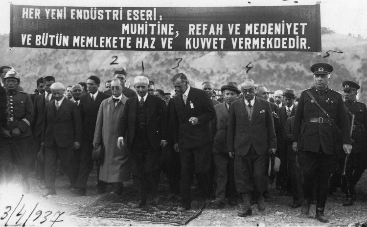 <p>O yıllarda sadece yakınından geçen ve şimdilerde şehrin tam ortasında kalan bir tren istasyonuna adı verildiği için haritalarda görünen Karabük Mahallesi'nde, dönemin Başbakanı İsmet İnönü tarafından 3 Nisan 1937'de Türkiye'nin ilk ağır sanayisinin temeli atıldı.</p>

<p> </p>

<p> </p>
