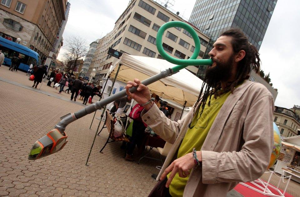<p>İş yoğunluğu ve stresten ka&ccedil;mak i&ccedil;in Brisbane şehrindeki işinden ayrılan ve gezgin olmaya karar veren Gunter, kıtalar aşarak geldiği Avrupa'da yaklaşık d&ouml;rt yıldır "hayalini kurduğu" hayatı gezgin ve bir amat&ouml;r m&uuml;zisyen olarak s&uuml;rd&uuml;r&uuml;yor.</p>

<p>&nbsp;</p>
