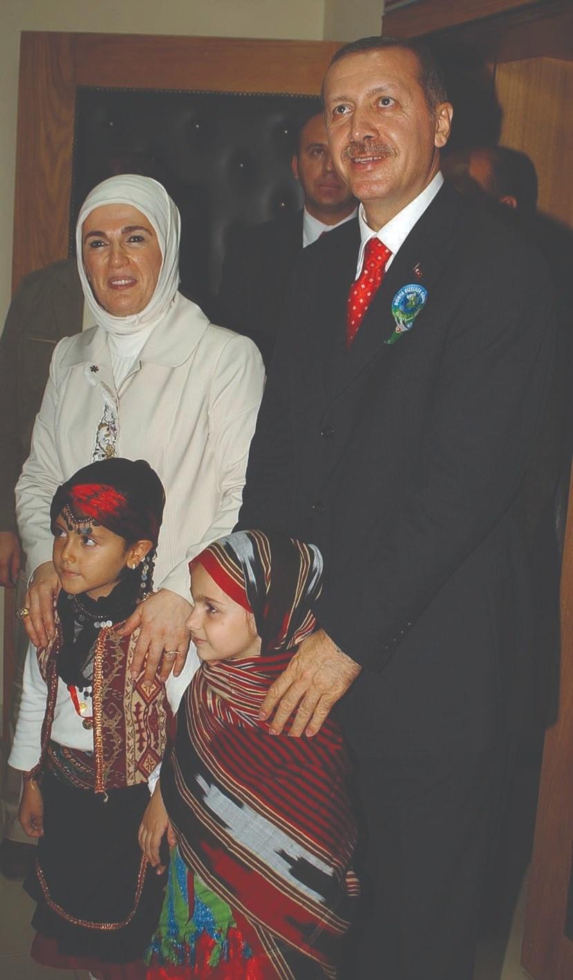 <p>Cumhurbaşkanı Recep Tayyip Erdoğan'ın 2002 yılından beri Doğu Karadeniz Bölgesi’ne yaptığı gezi ve ziyaretlerinde çekilen 160 fotoğrafından, ‘Reis-i Cumhur Baba Ocağına Seyahatler’ isimli albüm hazırlandı. Gazeteci Ömür Avcı'nın derlediği fotoğraf albümünün sunuş yazısı, İçişleri Bakanı Süleyman Soylu ve Trabzon Ticaret ve Sanayi Odası Başkanı M. Suat Hacısalihoğlu tarafından kaleme alındı. Bakan Soylu, albümün sunuş yazısında şunları kaydetti:<br />
</p>