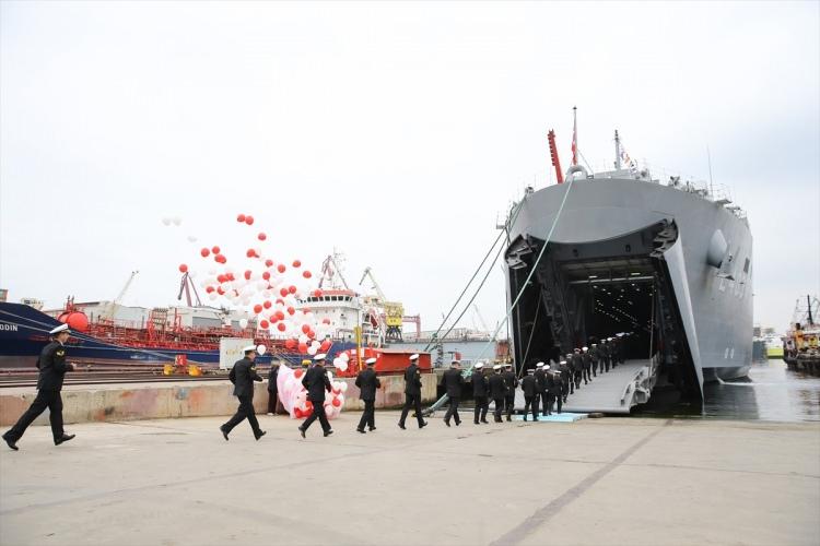 <p>"Dünya üzerinde sayılı ülkelerin sahip olduğu bu askeri geminin inşası yeteneğine ulaşılmasında, gemi inşa projelerini özel sektöre açma yönünde verdikleri destek için Deniz Kuvvetleri Komutanlığı'na ve Sahil Güvenlik Komutanlığı'na bir kez daha teşekkürlerimi sunmak istiyorum. </p>
