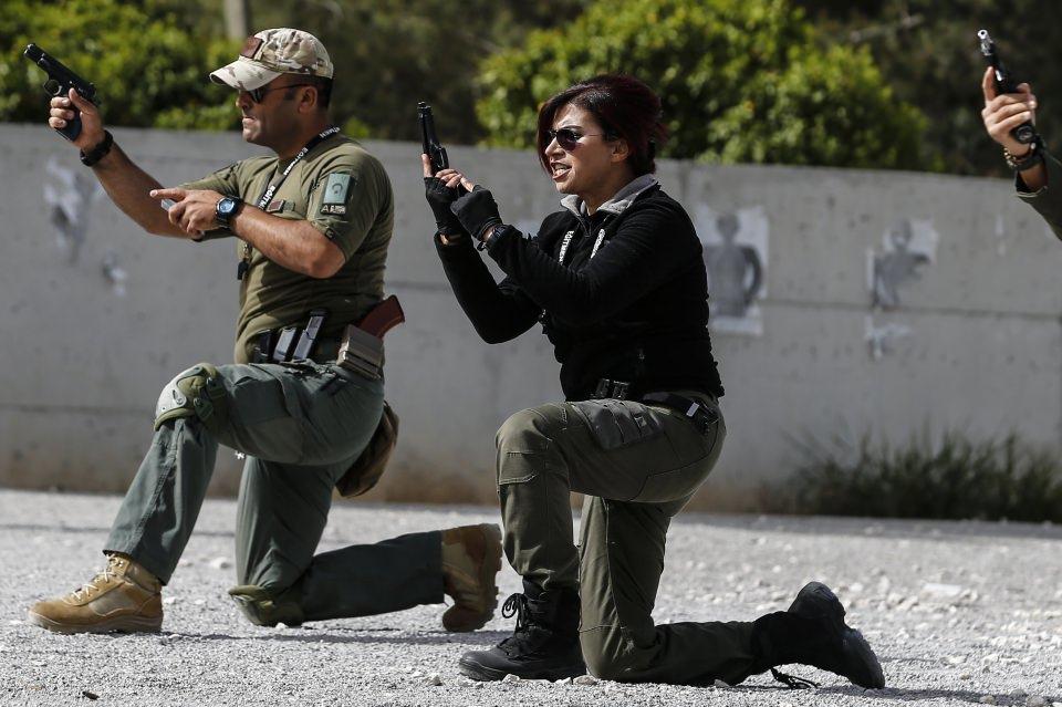 <p>Meslektaşlarının ünlü Amerikalı aktris Angelina Jolie'nin hayat verdiği her attığını vuran macera filminin ana karakteri "Lara Croft: Tomb Raider" olarak andığı Nisa Aydın, 16 kişilik atış ekibiyle Polis Akademisi Başkanlığının her yıl yayınladığı genelge doğrultusunda aynı anda 100 emniyet personeline beylik tabancaları ile uzun namlulu silahların teknik ve taktik atış eğitimlerini verebiliyor.</p>
<p> </p>