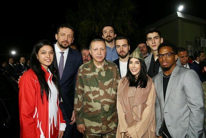 <p><strong>HANDE YENER</strong><br />
"Ülkemiz, dünyanın en değerli topraklarına ve milletine sahip. Türkiye'miz, yıllardır bu eşsiz, benzersiz özellikleri sebebiyle, terörle mücadele ediyor ve maalesef yıllardır şehit veriyoruz. Yıllardır bu üzüntüler var ve biz her Türk vatandaşı gibi, Mehmetçiğimize bir nebze olsun moral verebilmek adına, en yüksek enerjimizle, son derece büyük bir gururla sınıra gittik ve askerlerimize moral vermeye çalıştık. Bu hislerde art niyet aramak ve moralsiz olmamızın beklenmesi, amacımıza ters bir duruş olurdu. Tüm şehit ailelerimize sabır ve şehitlerimize Allah'tan gani gani rahmet diliyorum."</p>