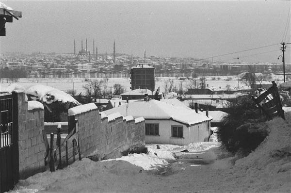 <p>Fotoğraf sanatçısı ve ressam Tayyip Yılmaz, 1958'den bu yana tarihi ve turistik mekanlarında çektiği fotoğraflarla serhat kentini adeta "sarraf" hassasiyetiyle arşivliyor.</p>
<p> </p>