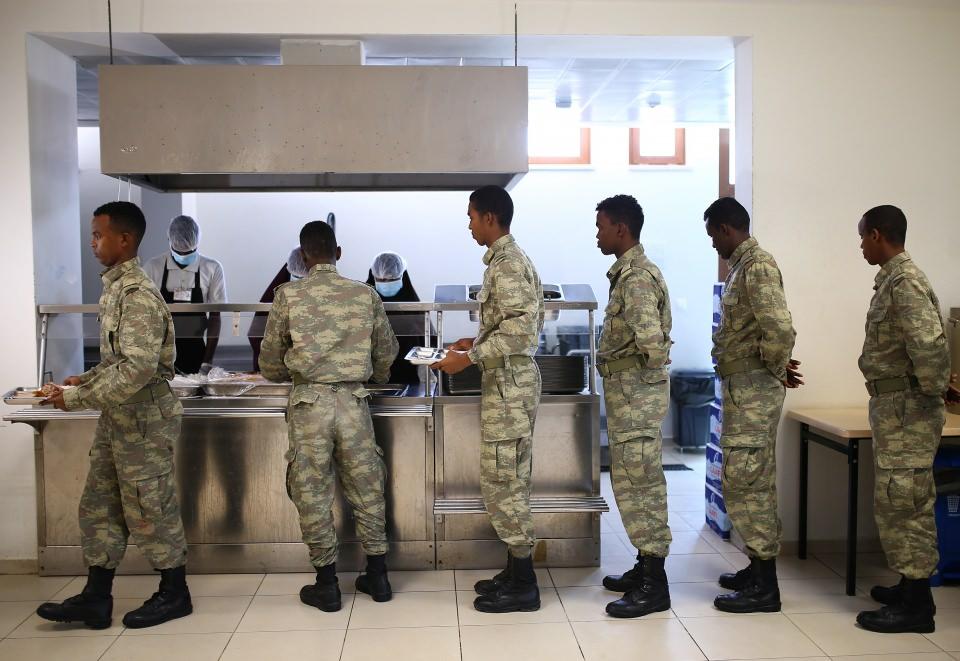 <p>Ahmed, Osmanlı Devleti'nin 500 yıl önce zor durumdaki Somali'ye yardım ettiğini hatırlatarak, "Bugün de Somali zor durumda, bütün dünya Somali'ye kapılarını kapattı ancak Türkiye yardım elini uzattı. Bunun için Türkiye ve Somali kardeştir. Somali Türkiye'dir, Türkiye Somali'dir. Kardeşler birbirlerine hesapsız yardım eder. Kardeşlerimiz bize şimdi hesapsız yardım ediyor, gelecekten umutluyuz." şeklinde konuştu.</p>
