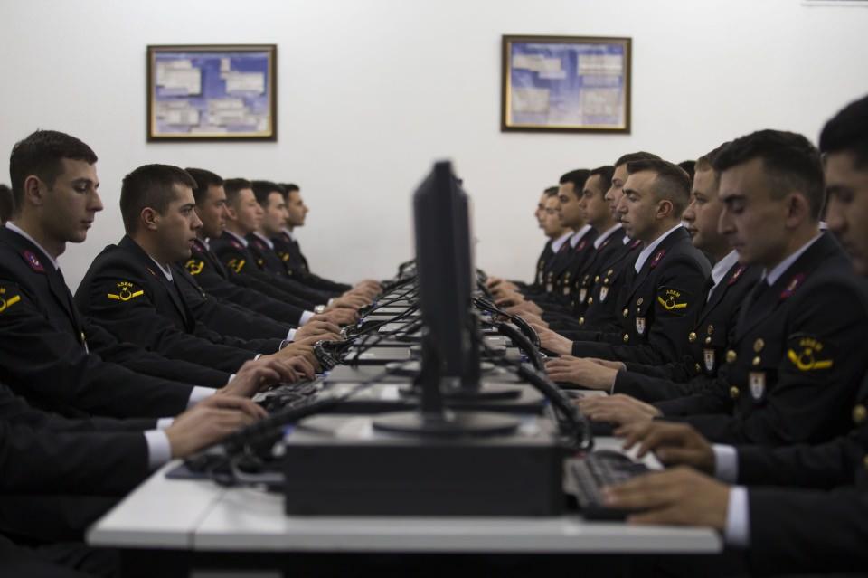<p>Jandarma Genel Komutanlığında istihdam edilecek muvazzaf ve sözleşmeli personelin temin ve eğitim faaliyetlerine ilişkin bilgi veren Kurtoğlu, ülkelerle yapılan ikili anlaşmalar doğrultusunda Akademide yabancı öğrencilerin de öğrenim gördüklerini kaydetti. </p>
