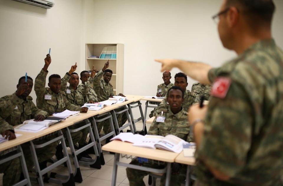 <p><strong>"Güçlü ordu, güçlü Somali"</strong></p>

<p>Somalili eğiticilerden Üsteğmen İbrahim Muhammed Ahmed, eğitim gören askerlerin disiplin seviyesi yüksek profesyonel Somali ordusunun temellerinin atılmasında büyük katkısı olacağını söyledi.</p>
