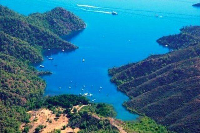 <p><strong>19. Boynuzbükü Koyu, Fethiye, Muğla</strong></p>

<p>Göcek merkezine 4,1 kilometre uzaklıkta bulunan Boynuzbükü koyu, sadece Köyceğiz 'den Fethiye'ye kadar olan bölgede yetişen Sığla ağaçları ile kaplıdır. Bu ağacın reçinesi birçok hastalığın tedavisinde kullanılmaktadır. Burada, tatlı su ikmali yapan ve restoran hizmeti veren bir tesis bulunuyor.</p>
