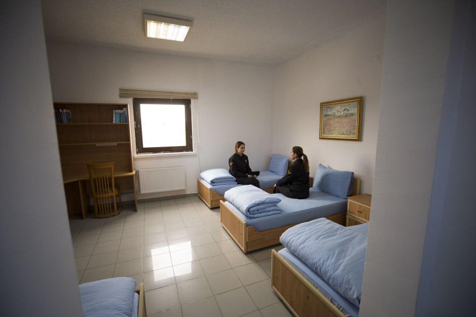 <p>AA'nın Akademide gerçekleştirdiği çekimlerde komando birliklerinin, Şehitler Anıtı önünde hilal şeklinde sıralanarak "Komando Andı"nı okuduğu anlar da görüntülendi. </p>
