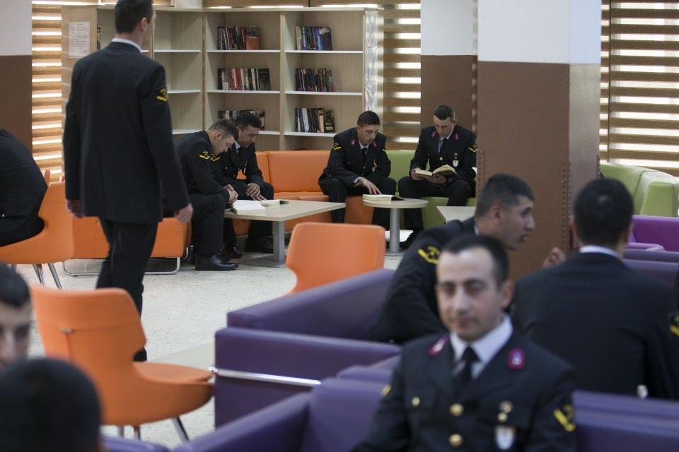 <p>Tuğgeneral Kurtoğlu, bu yıl Jandarma Genel Komutanlığı adına 750 sözleşmeli ve muvazzaf subay, 4 bin 400 sözleşmeli ve muvazzaf astsubay ve 16 sözleşmeli devlet memuru, Sahil Güvenlik Komutanlığı adına ise 112 sözleşmeli ve muvazzaf subay, 235 sözleşmeli ve muvazzaf astsubay alımı yapılacağını bildirdi. Kurtoğlu, her iki komutanlık için subay alımlarının Ankara merkezli olduğunu, subay alımı için 19 Mart'ta başlayan başvuruların, 8 Nisan'da sona ereceğini belirtti.</p>
