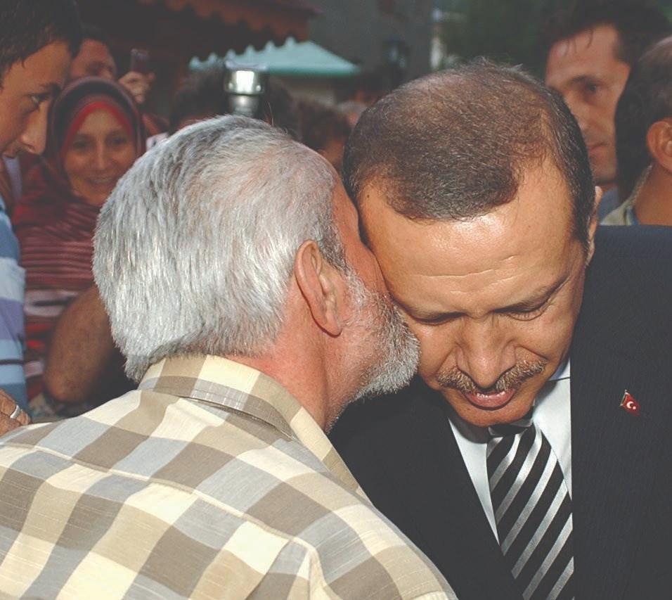 <p>“Kıymetli Cumhurbaşkanımız Recep Tayyip Erdoğan, 21’inci yüzyılda sadece Türkiye’ye değil, bütün dünyaya hizmet eden bir liderdir. Anadolu’da bin yıldır üstün bir medeniyet inşa eden bir milleti adım adım kucaklayan, Anadolu’nun değerlerini en güzel şekilde temsil eden, Karadeniz’in bir evladı olan kıymetli Cumhurbaşkanımız; Türkiye ve milletimizin yeniden ayağa kalkışının bir sembolüdür. Recep Tayyip Erdoğan, milli şuurun, milli çizginin adıdır. Türkiye’nin gücüdür. Bir milletin, bir bölgenin insanlarının içinden çıkan bir lideri bağrına basmasının öyküsüdür; Baba Ocağına Seyahatler.” <br />
 </p>
