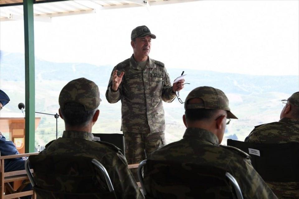 <div>Orgeneral Akar'a, Kara Kuvvetleri Komutanı Orgeneral Yaşar Güler, Hava Kuvvetleri Komutanı Orgeneral Hasan Küçükakyüz ve Deniz Kuvvetleri Komutanı Koramiral Adnan Özbal da eşlik etti.</div>
<div> </div>