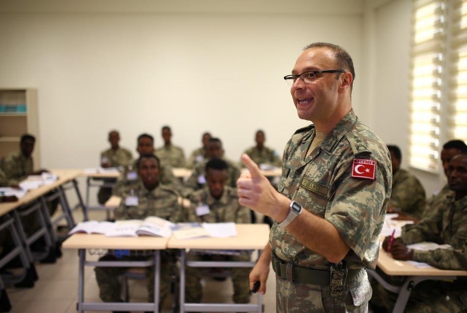<p>Eğitimlerle Somali Silahlı Kuvvetlerinin, yurdunu iç ve dış tehditlere karşı daha kararlı şekilde savunacağını dile getiren Ahmed, yetişen vatansever askerlerin, ülkenin toprak bütünlüğünün sağlanması, ulusal çıkarların korunması ve istikrarın tesis edilmesinde etkin rol üstleneceklerini belirtti.</p>
