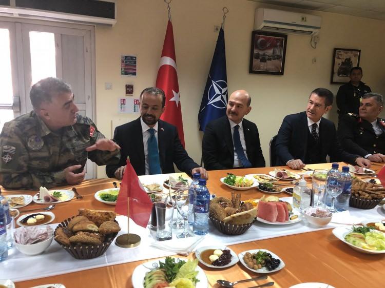 <p>Soylu ve Canikli, Başbakan Binali Yıldırım'ın ziyareti öncesi Afganistan'ın başkenti Kabil'de görev yapan Türk Görev Kuvveti Komutanlığını ziyaret etti.</p>