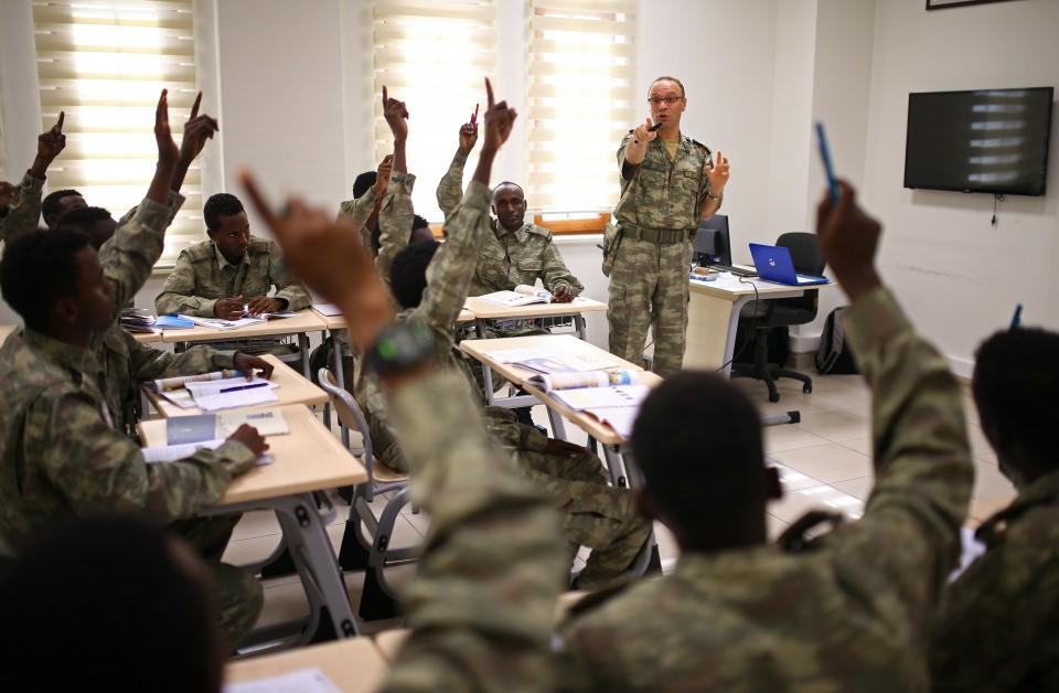 <p>Türk askerlerinin verdiği eğitimlerle daha disiplinli bir ordu yetiştirileceğini, eğitilen Somalili askerlerin, Somali Silahlı Kuvvetlerinin temelini oluşturacağını belirten Tuğgeneral Takar, "Türkiye Cumhuriyeti'ne çok teşekkür ediyoruz. Somali halkı Türkiye'yi çok seviyor." dedi.</p>
