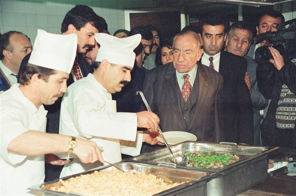 <p>MHP Genel Başkanı Alparslan Türkeş, 31 Aralık 1994’de Keçiören Belediyesi’nin yaptırdığı aşevinin açılışını yaptı.</p>
