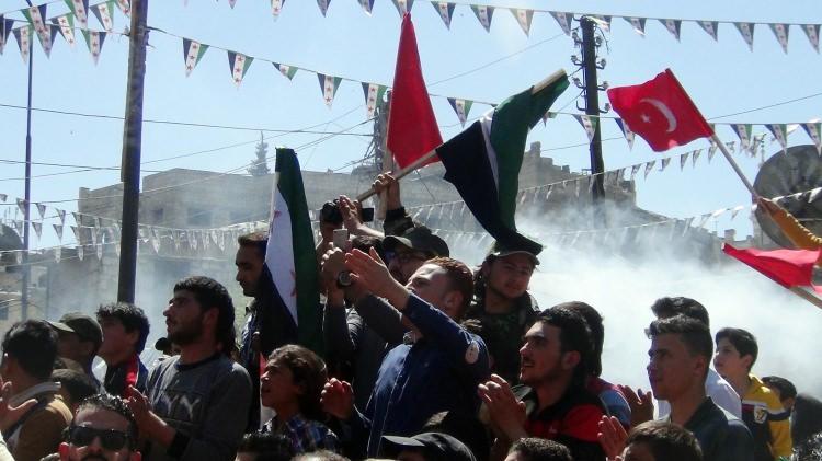 <p>Doğu Guta&rsquo;nın kurtulması y&ouml;n&uuml;nde sloganlar atan g&ouml;stericiler T&uuml;rk bayrakları sallayarak&nbsp;<span style="color:rgb(255, 215, 0)"><strong>&ldquo;Erdoğan risalemizi oku, akan kan şelalemizi durdur&rdquo; y</strong></span>azan pankartlar a&ccedil;tı.&nbsp;</p>
