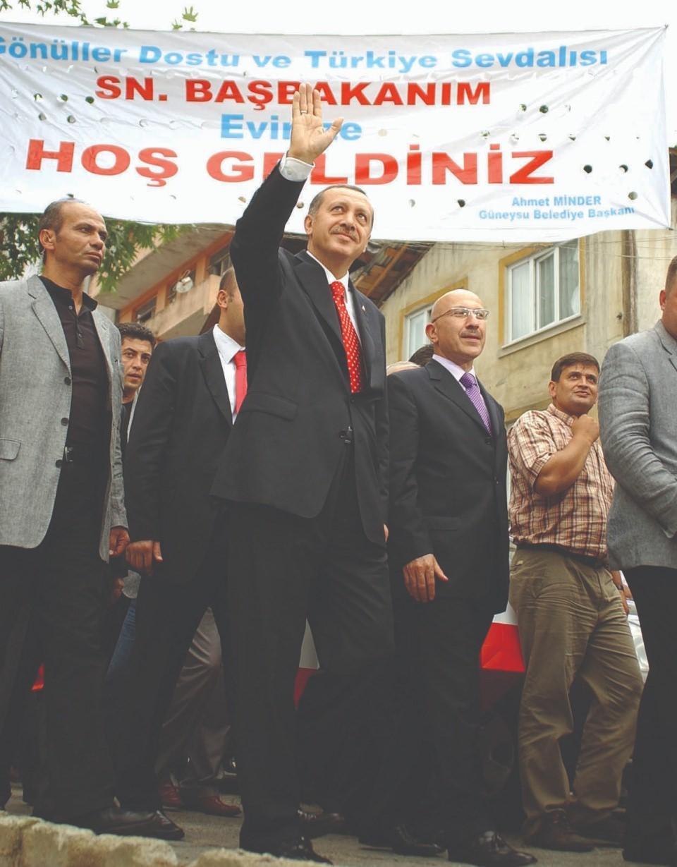 <p>Cumhurbaşkanı Recep Tayyip Erdoğan’ın son 16 yılda Trabzon, Rize, Giresun ve Artvin’e yaptığı gezilerde çekilen fotoğrafları, gazeteci Ömür Avcı tarafından albüm haline getirildi. İçişleri Bakanı Süleyman Soylu, fotoğraf albümünü son Trabzon gezisinde Cumhurbaşkanı Erdoğan’a sundu.</p>