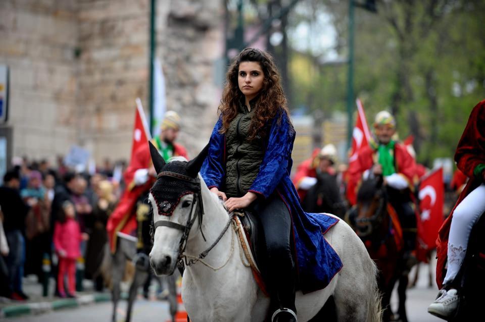 <p>Osmangazi Belediyesi'nin dağıttığı binlerce Türk Bayrağı ise fetih yürüyüşüne katılan vatandaşlar tarafından dalgalandırıldı. <br />
</p>